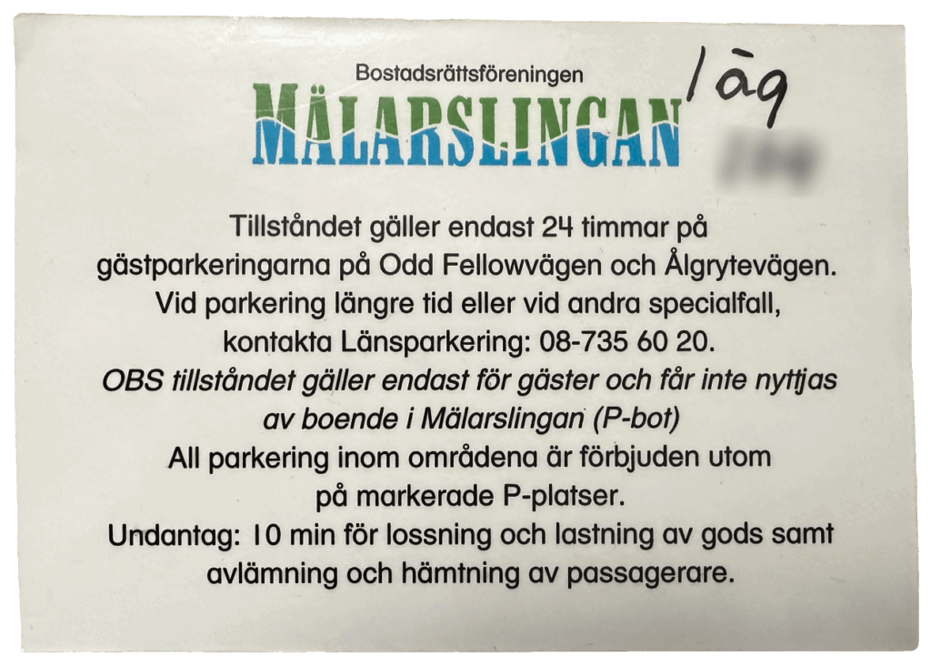 Bild som visar baksidan på ett giltigt parkeringstillstånd med lägenhetsnummer för BRF Mälarslingan.