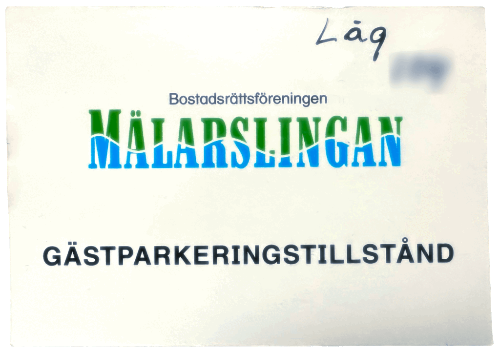 Bild som visar framsidan på ett giltigt parkeringstillstånd med lägenhetsnummer för BRF Mälarslingan.
